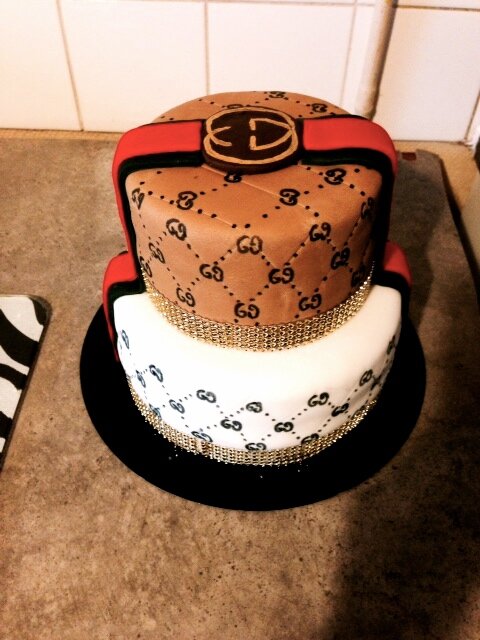 Cake Art Gucci Sur Commande Cake Concept Salon De The Bagels Cake Art Gucci Sur Commande Cake Concept Salon De The Bagels
