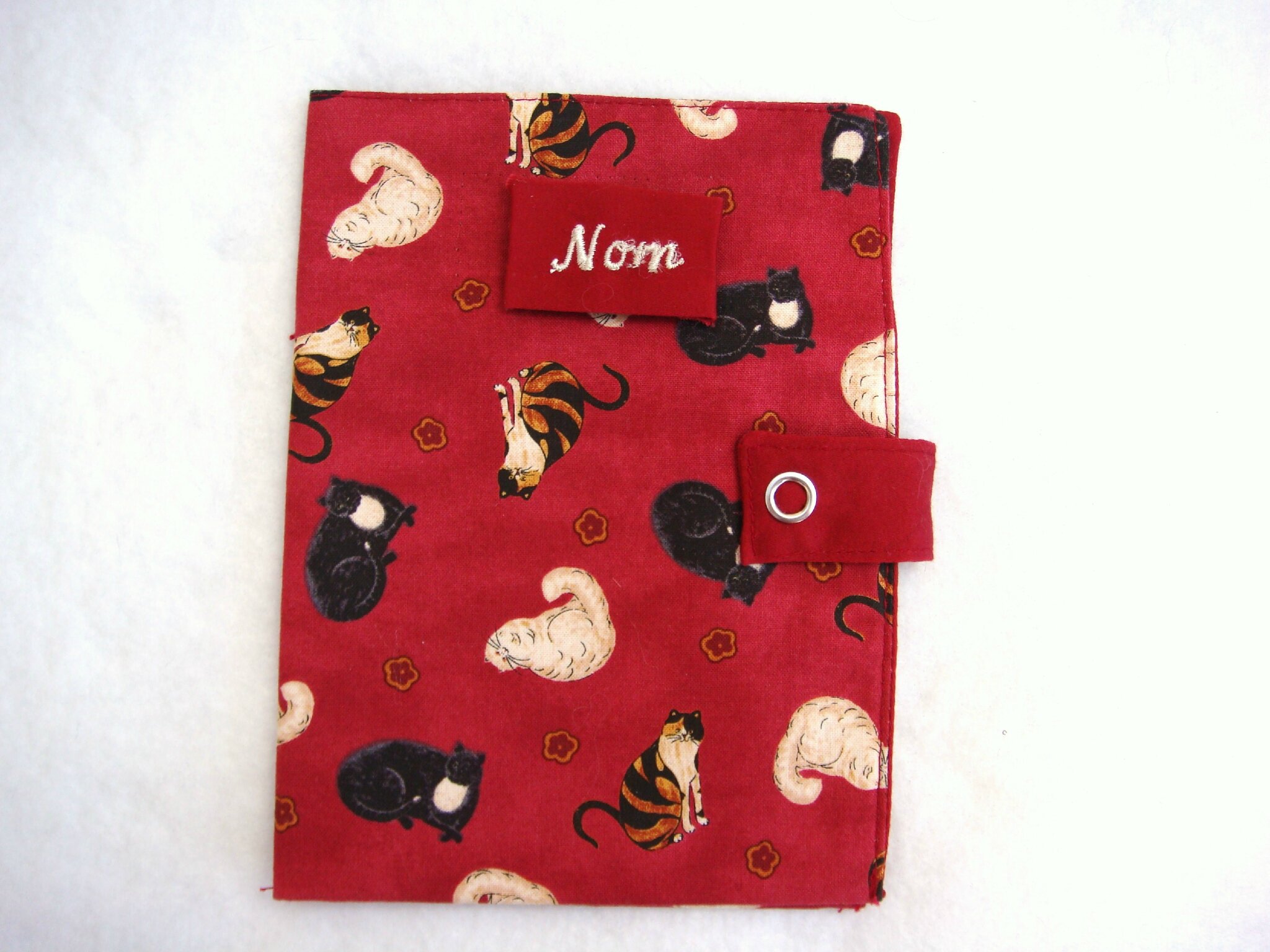 Vendu Protege Carnet De Sante Pour Chat Chats Noir Ecru Et Tigre Sur Fond Bordeaux Nom Brode Eliz Style Creation Creatrice De Vetements Pour Tous