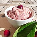 Yaourt glacé aux cerises ou frozen yogurt 