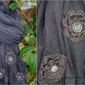écharpe grise customisée avec des fleurs au crochet