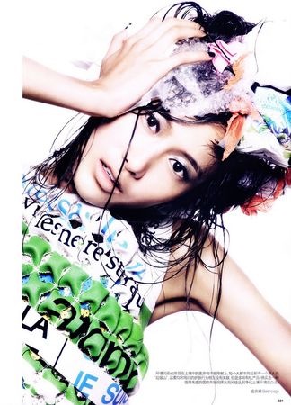 34_A_girl_with_an_Indian_headdress_1_