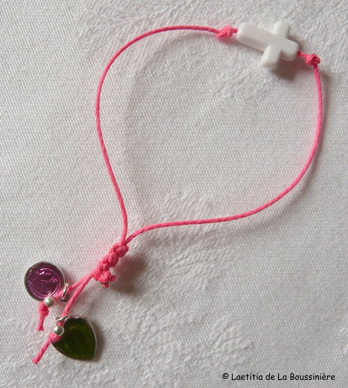 Bracelet Croix fluo (blanche fil rose fluo)