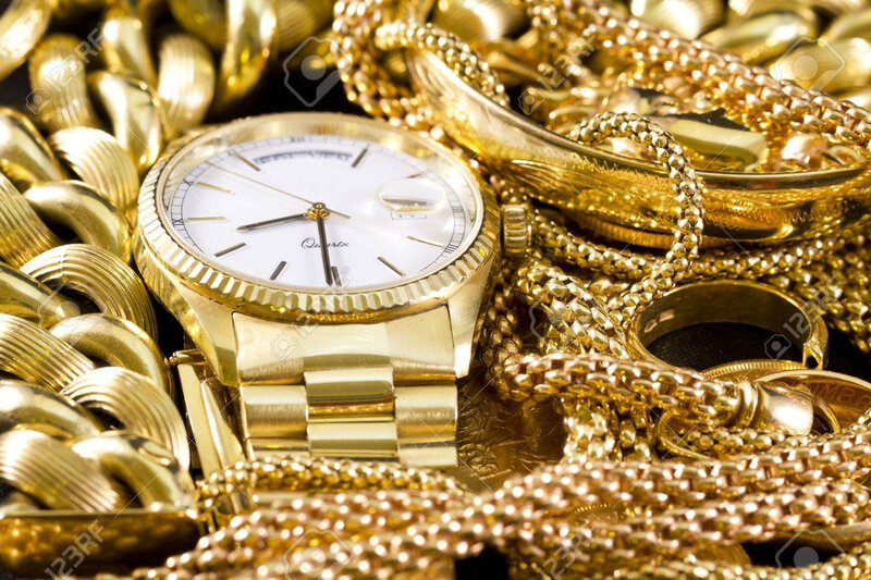 28056602-Bijoux-or-colliers-bagues-bracelets-montres-la-richesse-Banque-d'images