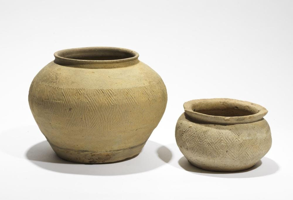 Lot composé de deux pots à décor de losanges emboîtés, Vietnam, période Hán-Việt, 1°-3° siècle