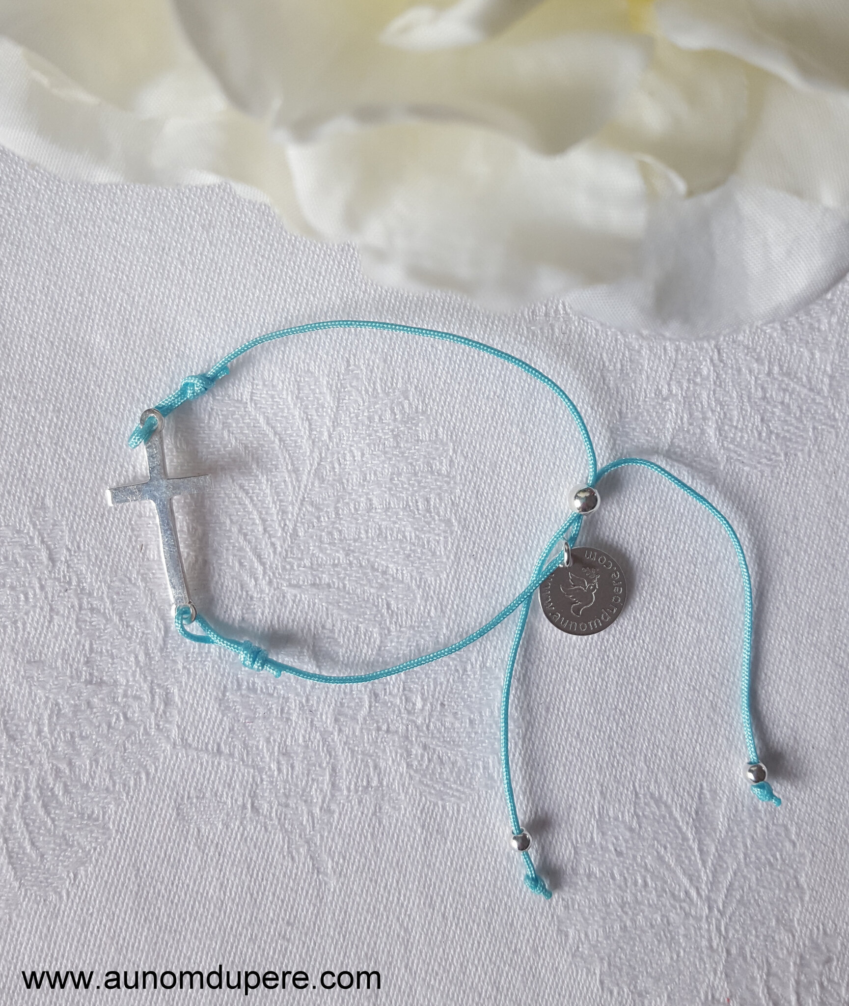 Bracelet Croix sur cordon (turquoise clair) - 25 €