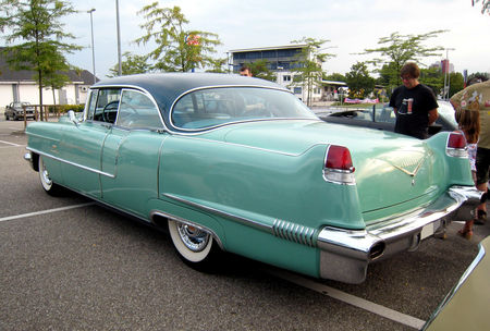 Cadillac_series_sixty_two_sedan_de_ville_hardtop_de_1956__Rencard_du_Burger_King__03