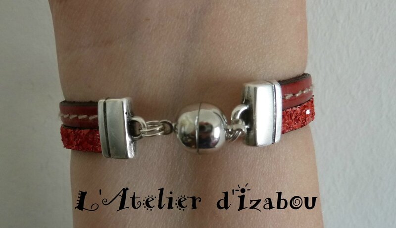 P1130354 Bracelet infini femme, cuir cousur rouge, cuir texturé pailleté rouge, passant infini et fermoir boule aimanté