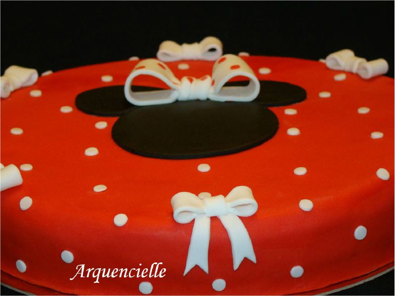 Gateau Minnie Disney Rouge Blanc Noeuds Detail Photo De Cuisine Creative Version Sucre Gateaux Filles Les Creations D Arquencielle