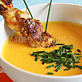 Soupe froide de carottes, poivrons et maïs accompagné de brochettes de poulet-crevettes sauce satay