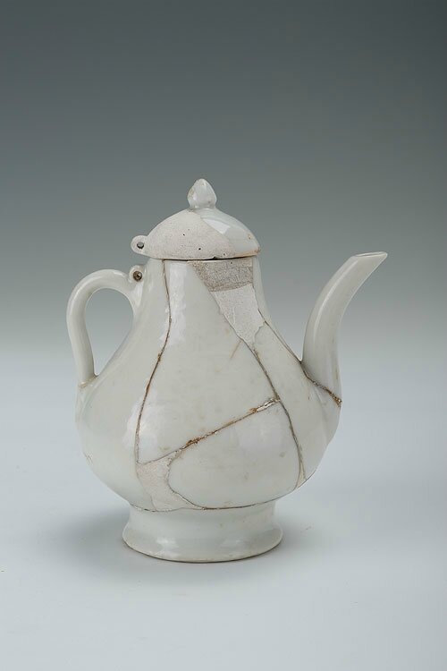 Sweet-white pear-shaped ewer with the design of dragon and clouds, Yongle period (1403-1424)