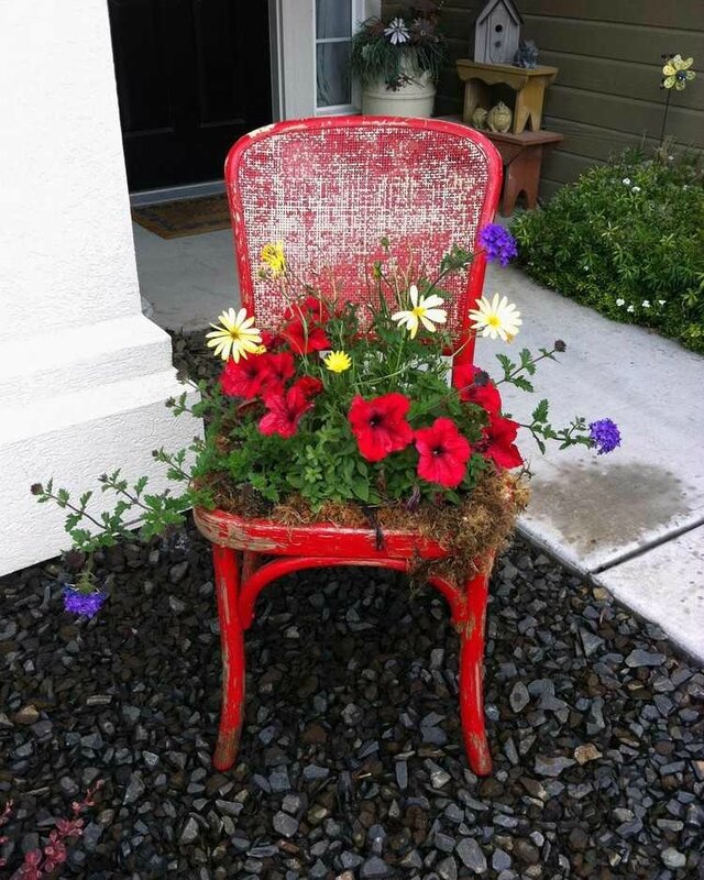 décoration-de-jardin-chaise-rouge-recyclée-transformée-jardinière