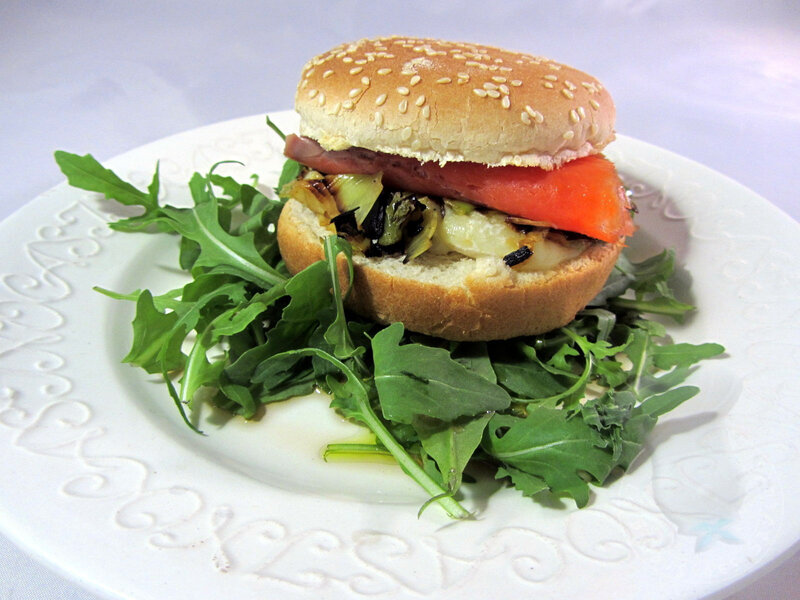 Burger de saumon fumé à la fondue de poireau