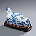 Godet à eau anthropomorphe en porcelaine décorée en bleu sous glaçure (qing hua). chine, fin de la dynastie ming, xviie siècle