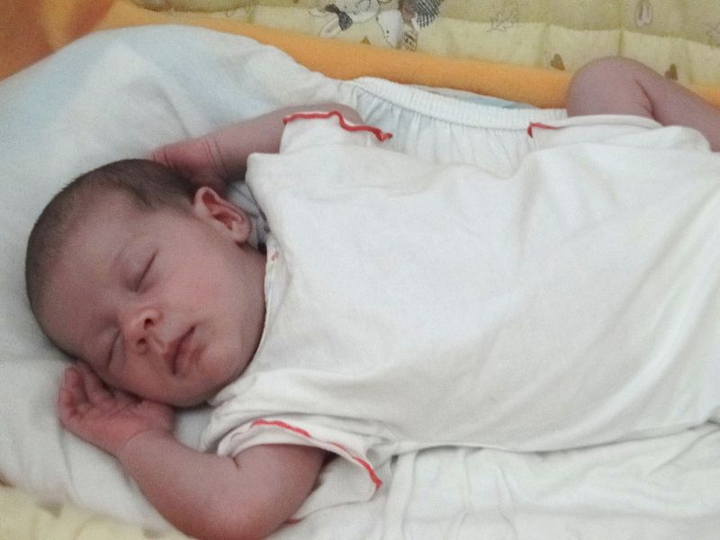 Bébé Dort Les Yeux à Moitié Ouvert faire part de naissance suite et fin - un papillon dans le ventre