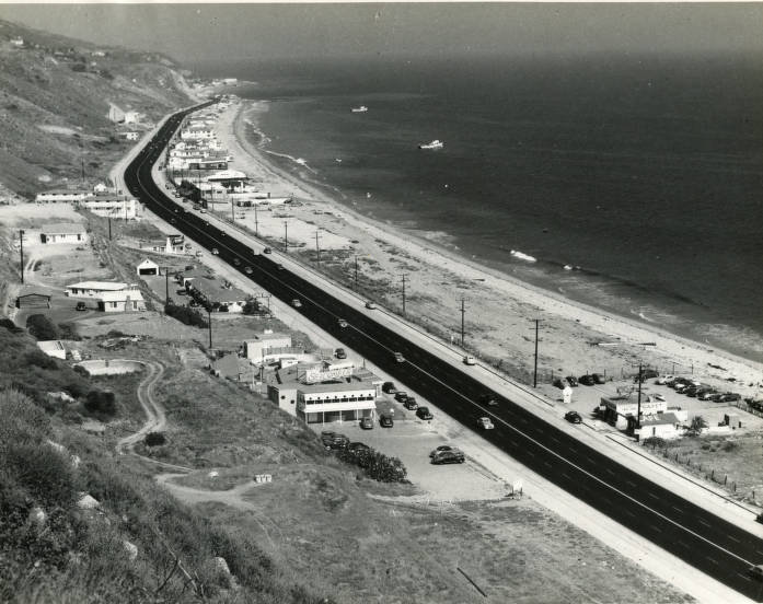 1947-09-MM_dated_Charles_Faye-photo-Malibu-1948-carbon_beach