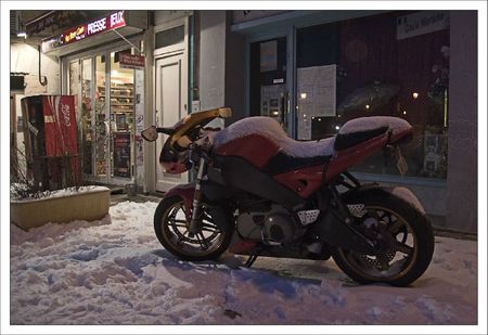 ville neige moto rouge coca 060212