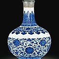 Vase bouteille en porcelaine bleu blanc. chine, dynastie qing, marque et époque qianlong (1736-1795) 