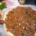 Pizza à la salade de tomates et coriandre