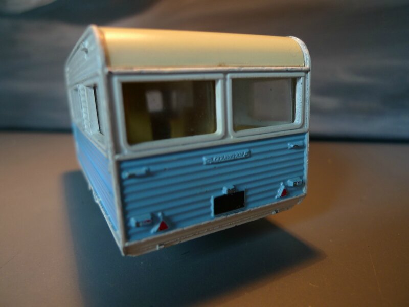 Une ancienne caravane miniature C.I.J. tout en métal au 1.43 ème