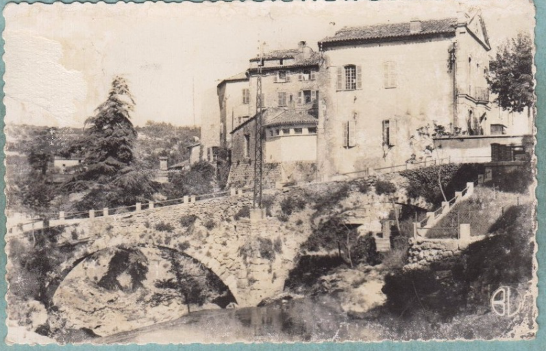 Trans en Provence-Le Pont Bertrand et l'Hôtel de ville