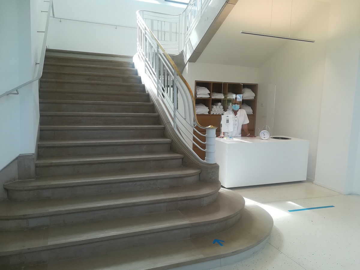 Le grand escalier pour accéder aux soins des Thermes du Connétable de la Roche Posay