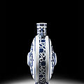 Importante gourde en porcelaine bleu blanc de style ming, chine, dynastie qing, marque et époque qianlong (1736-1795)