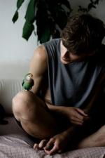 l'oiseau sur un genou