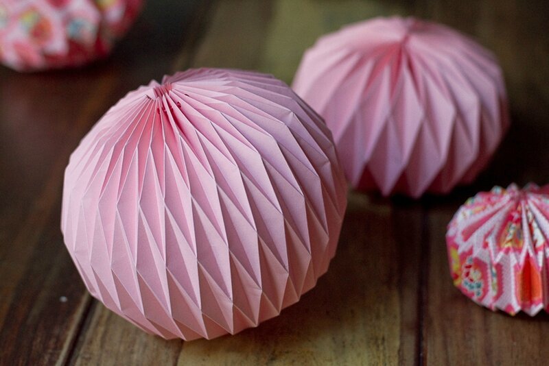 DIY - Suspension boule en papier - Les petites bricoles de Gwenk DIY - Suspension boule en papier - Les petites bricoles de Gwenk