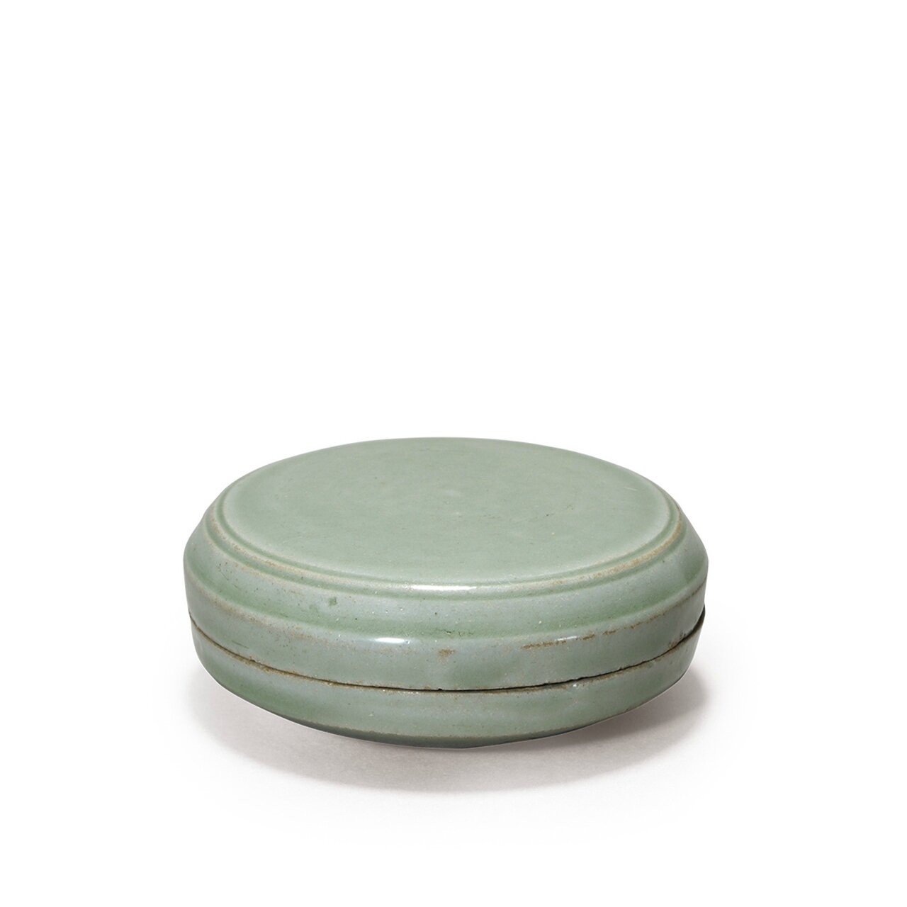 A very rare yueyao celadon box with cover, Five Dynasties (AD907-960)