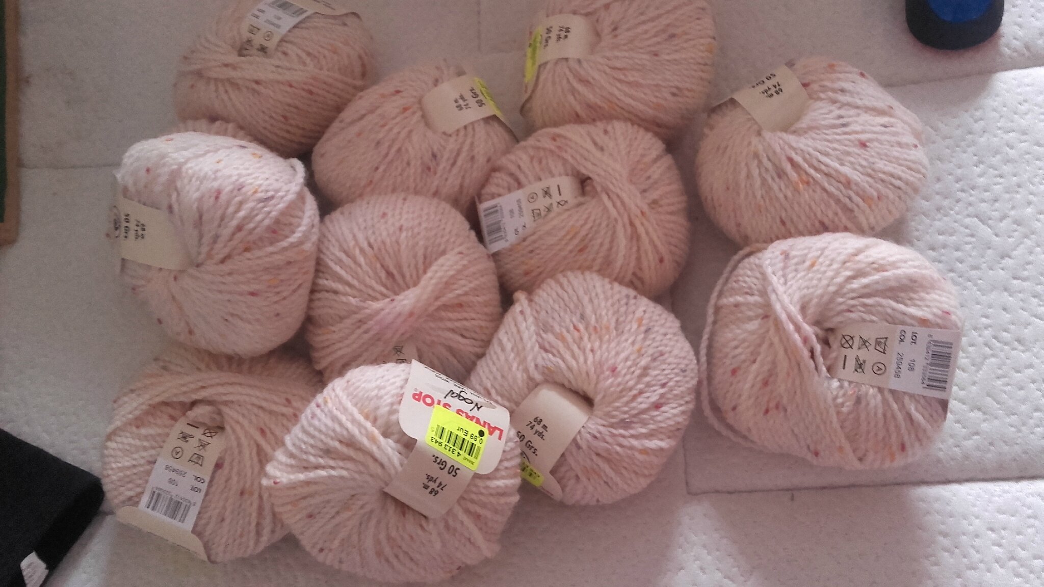 Pelotes de laine et écheveaux de fil à tricoter - Nozarrivages