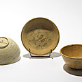 Lot d’une assiette et de deux bols (dont un porte la marque chánh « principal »), Vietnam, dynastie des Lê, 16°-17° siècle, manufactures de Chu Đậu et Hợp Lệ