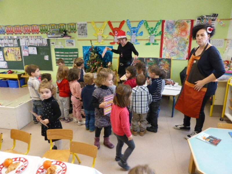 LE REPORTAGE PHOTOS DU PERE NOEL à la maternelle Dolto..Suite