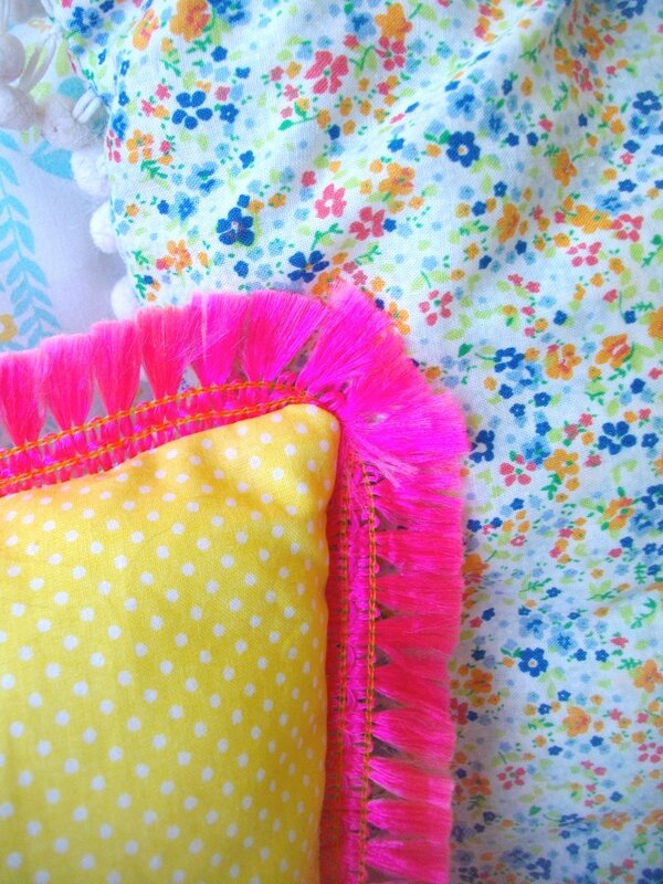 tissu-jeune-pois-blancs-galon-frange-rose-mexicain-pink-cushion-pillow-diy-tutoriel