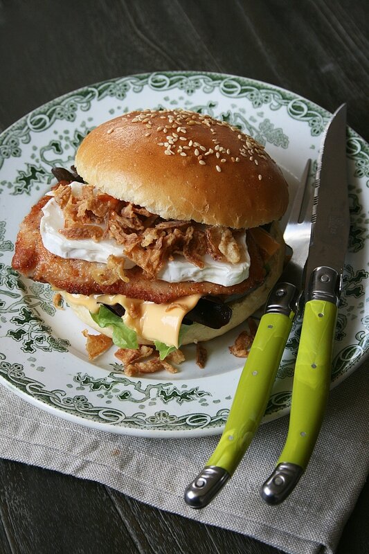 Burger au poulet chèvre et oignons frits - Passion culinaire Minouchka
