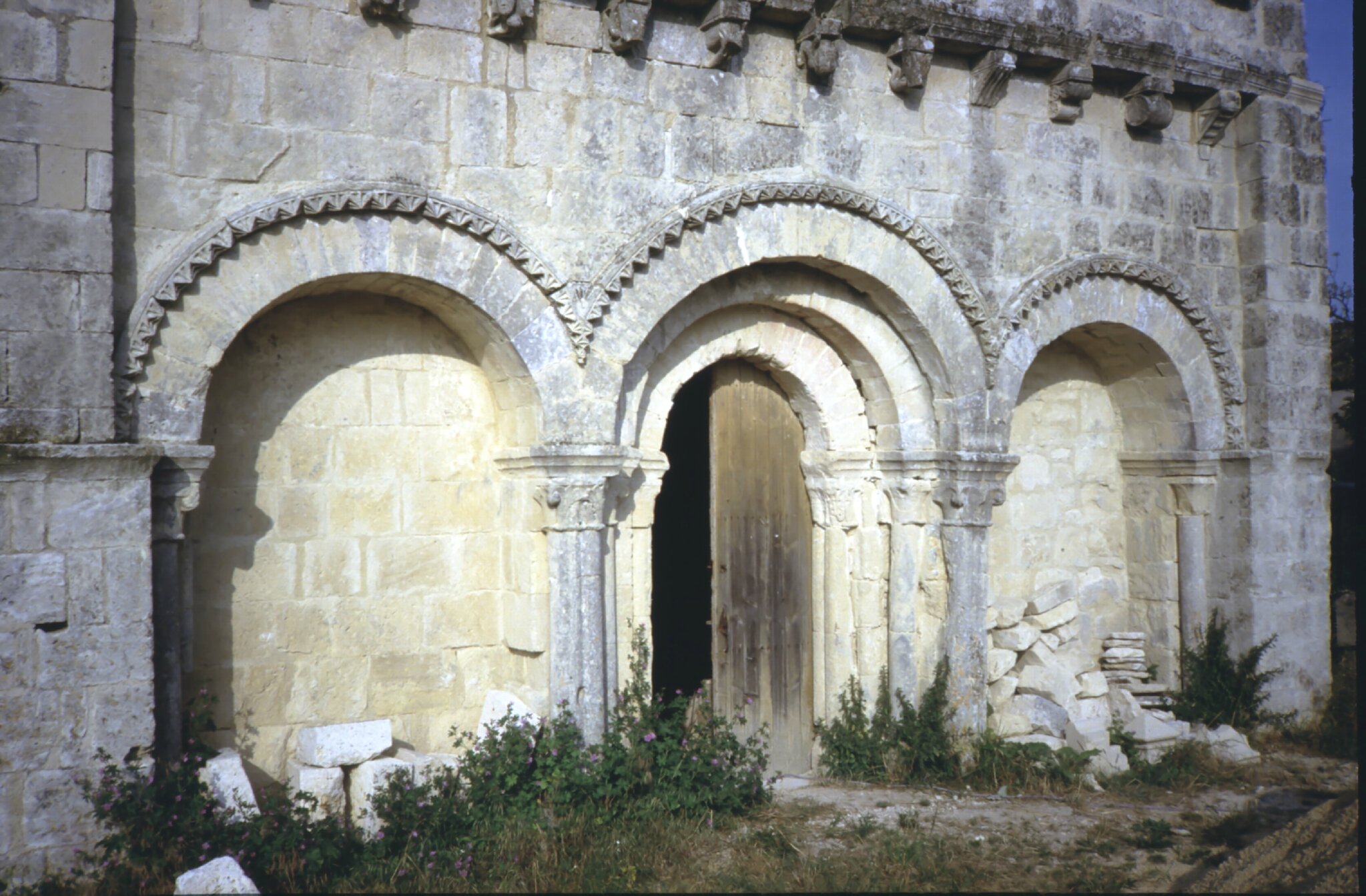 archéologie du bâti,art roman portail 1986