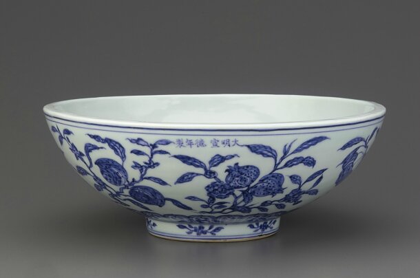 Shallow bowl with thick walls, Ming dynasty, Xuande reign, 1426-1435