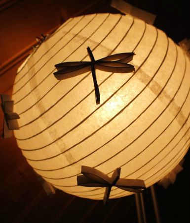 tuto déco, DIY customisation lampe chinoise, faire une lampe libellule