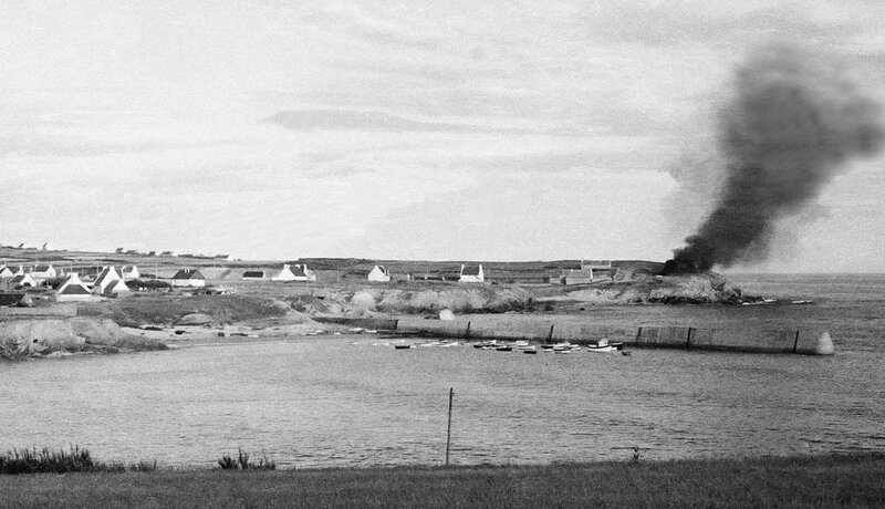 Ch39 - Feux de saint Jean au Loch Primelin en 1974