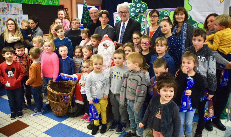 MAISON DE QUARTIER CHAMP-ROLAND NOËL 2019 enfants Père Noël groupe