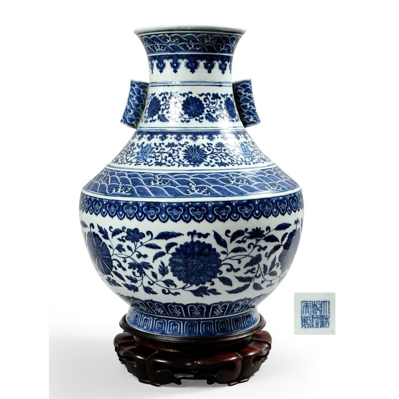 Vase de forme balustre à col retréci et étroit en porcelaine décorée en bleu sous couverte, Chine, XIXe siècle
