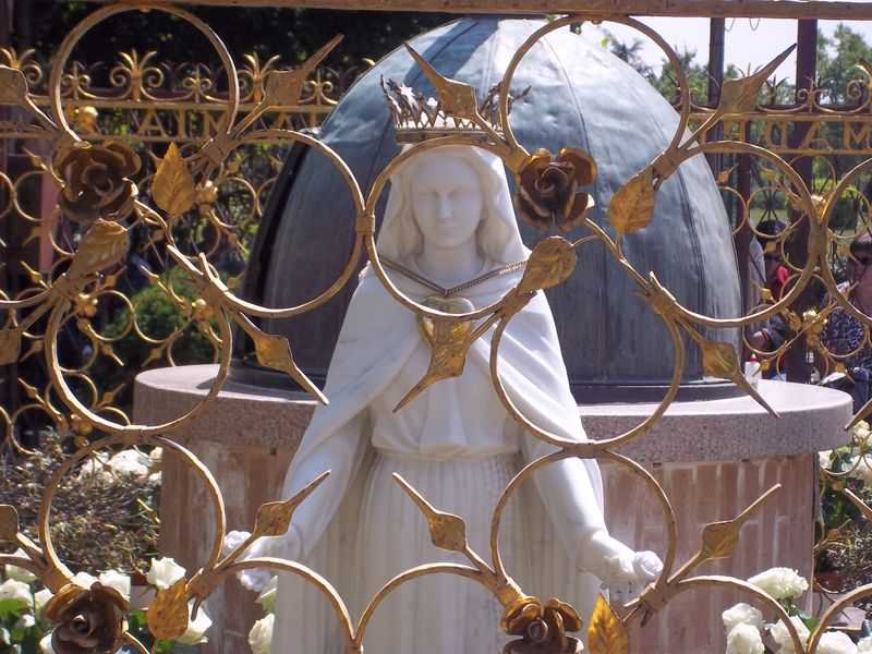 Fête de Marie, Reine de l’univers NOTRE DAME MIRACULEUSE DES ROSES ET MAMMA ROSA