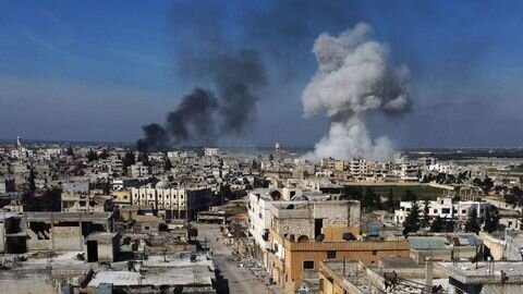 la-fumee-s-echappe-de-la-ville-de-saraqib-dans-la-partie-orientale-de-la-province-d-idlib-dans-le-nord-ouest-de-la-syrie-a-la-suite-du-bomba