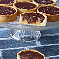 Tartelettes chocolat, noisettes au coeur caramel au beurre salé