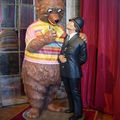 Bear and policeman. 1988. Bois polychrome. Kunstmuseum Wolfsburg.