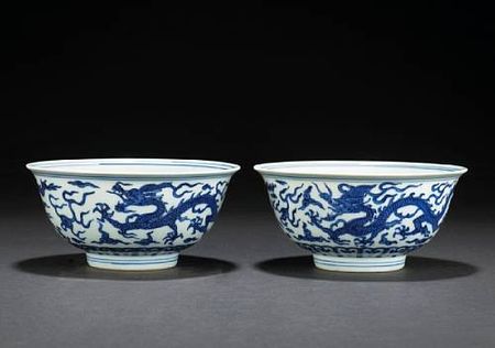 A_pair_of_blue_and_white_porcelain_dragon_bowls1