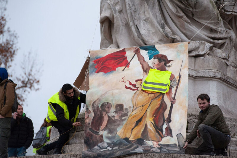 A-Paris-25-000-personnes-rassemblees-ambiance-festive-8-decembrela-marchele-climat-certaines-portant-gilets-jaunes_0