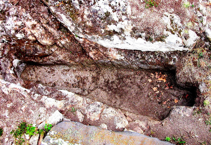 Dscn3971 tombe creusée dans le granite à St Floret