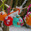 jolies boules colorées en tissu pour décorer le sapin ...