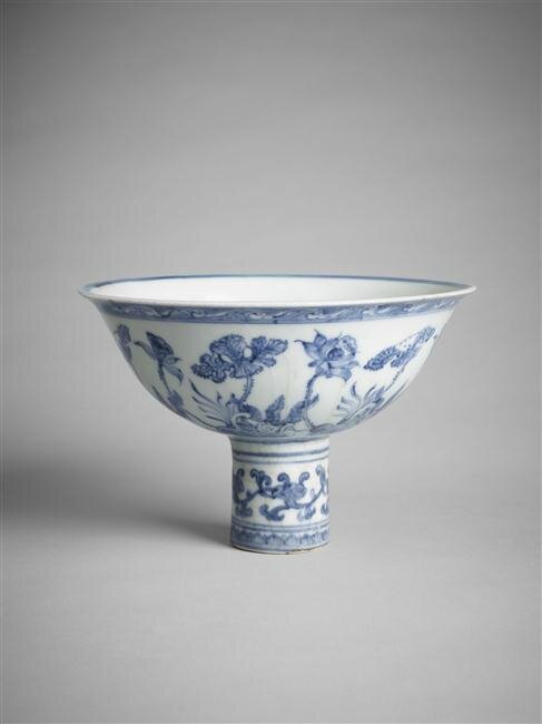 Coupe sur piédouche à décor de lotus, dynastie Qing (1644-1912), règne de Chenghua (1465-1487), Paris, musée Guimet - musée national des Arts asiatiques.