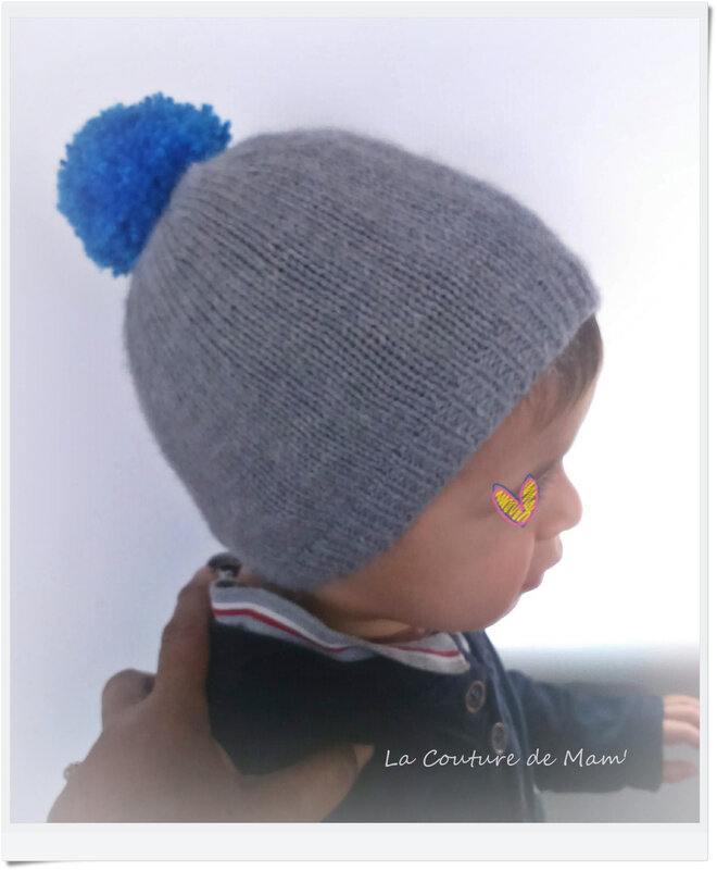 Bonnet gris et pompon bleu